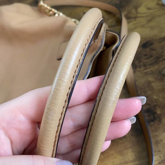 MK Camden Large Drawstring Bag in Suntan Leather - Picture 8 of 16